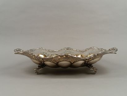 Oval-shaped silver basket with contours....