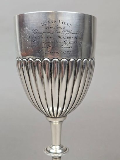 Coupe ou trophée en argent anglais.
Le corps...
