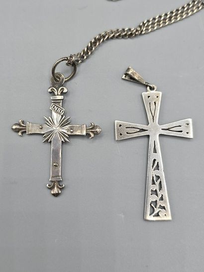 Lot composé de 2 croix et d'une chainette...