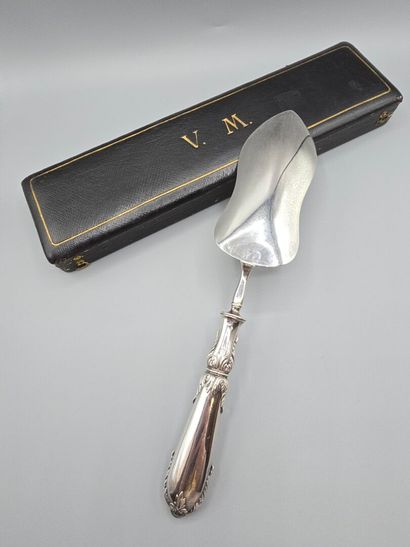 BOIVIN
Large all-silver pie server, presented...