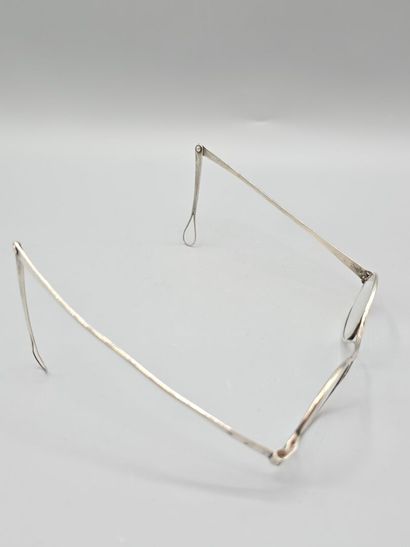 Paire de lunettes / lorgnons à la monture...