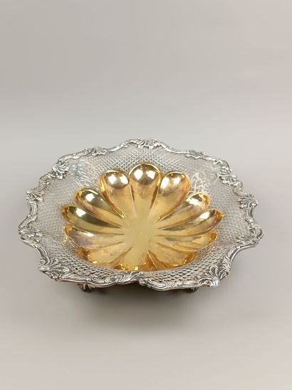 Oval-shaped silver basket with contours....