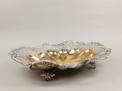 Oval-shaped silver basket with contours....