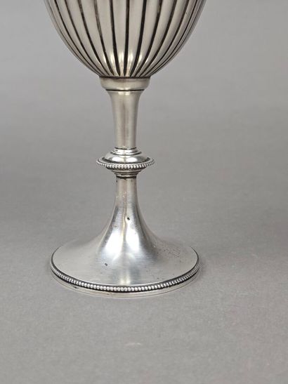 Coupe ou trophée en argent anglais.
Le corps...