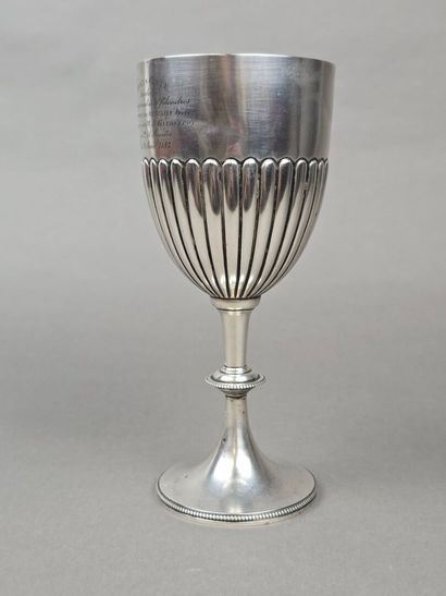 Coupe ou trophée en argent anglais.
Le corps...