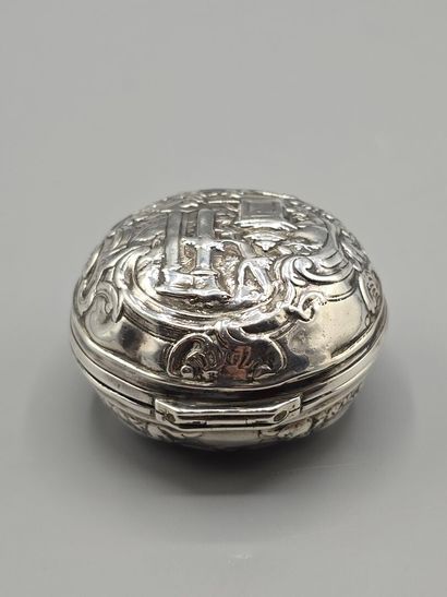Boîte à montre en argent de forme circulaire.
Décor...