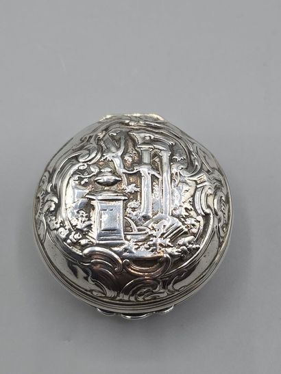Boîte à montre en argent de forme circulaire.
Décor...