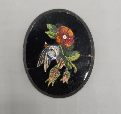 Pierre noire (onyx ?) de forme ovale au contour...