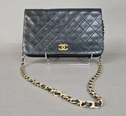 Chanel
Pochette à bandoulière en agneau matelassé...