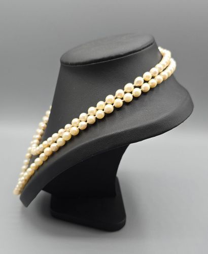 Collier sautoir orné de perles de culture.
Diam....