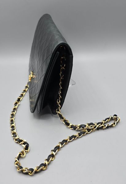 Chanel
Pochette à bandoulière en agneau matelassé...