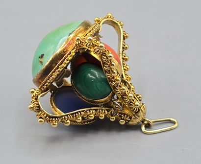 Pendentif breloque en or jaune 750°°.
Il...