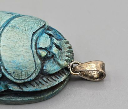 Scarabée egyptien en pierre dure bleue façon...