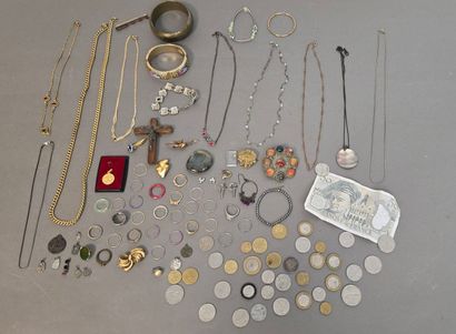 Fort lot de bijoux fantaisies comprenant...