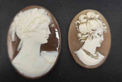 Deux camées de forme ovale sur pierre dure...
