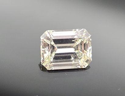 Diamant sur papier de forme rectangulaire...