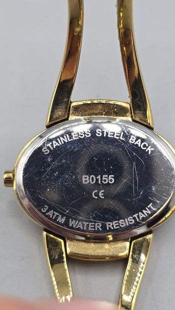 Lot de 7 montres de dame en métal doré comprenant...