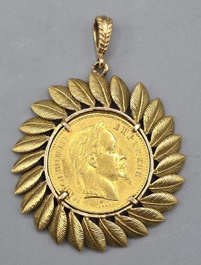 Pièce de 20 francs montée en pendentif.
Pièce...