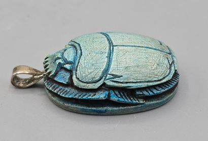 Scarabée egyptien en pierre dure bleue façon...
