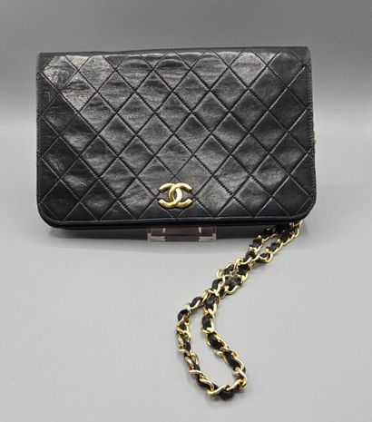 Chanel
Pochette à bandoulière en agneau matelassé...