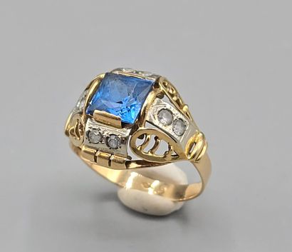 Bague tank en or jaune 750°°, monture ajourée.
Le...