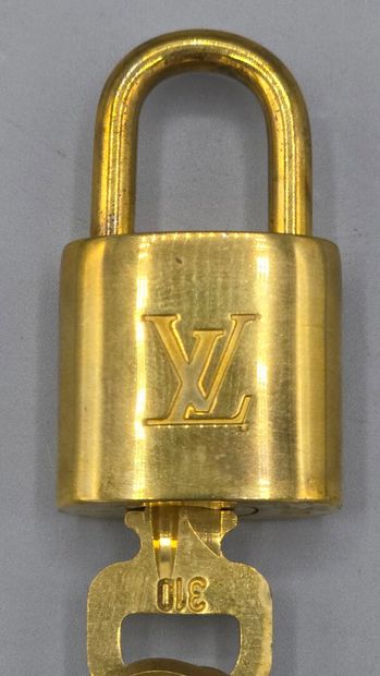 LOUIS VUITTON, PARIS
Cadenas en métal doré...