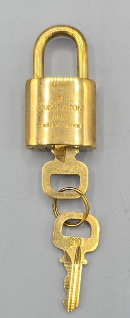 LOUIS VUITTON, PARIS
Cadenas en métal doré...