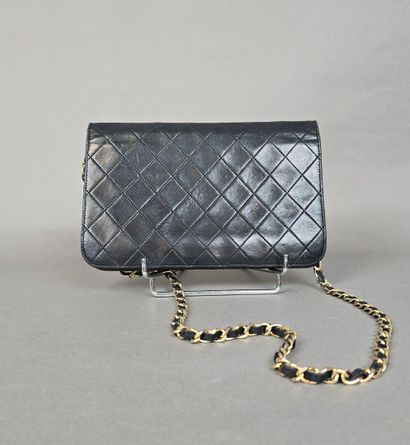 Chanel
Pochette à bandoulière en agneau matelassé...