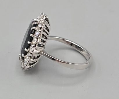 Bague marguerite en or blanc 750°°ornée d'un...