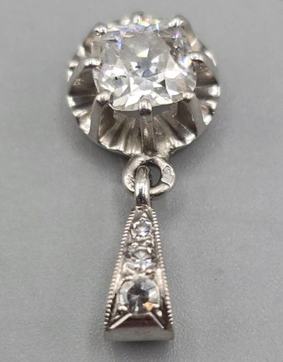 Pendentif en platine 850°° orné d'un diamant...