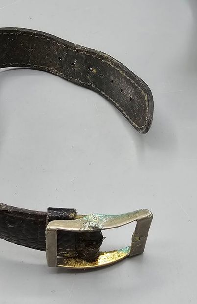 Lot de trois montres d'homme en métal dont:
-...