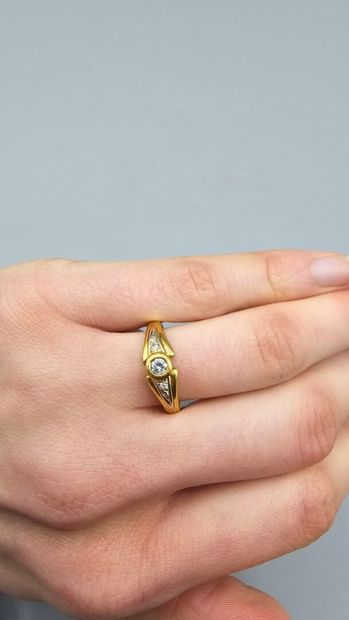 Bague en or jaune 750°° sertie d'un diamant...