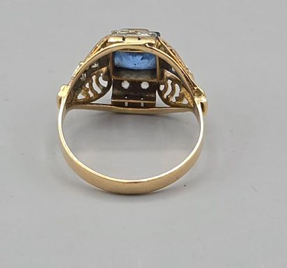 Bague tank en or jaune 750°°, monture ajourée.
Le...