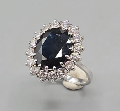 Bague marguerite en or blanc 750°°ornée d'un...