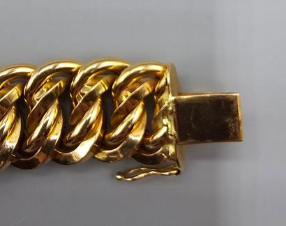 Bracelet en or jaune 750°° à mailles américaines....