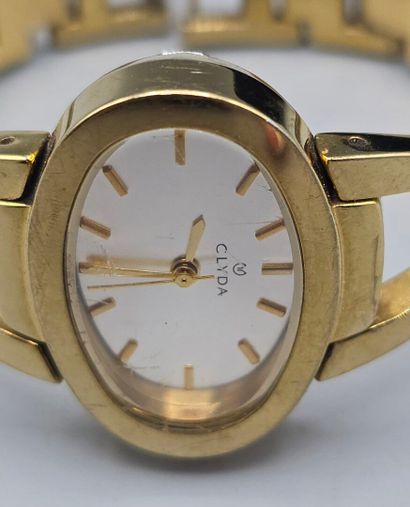 Lot de 7 montres de dame en métal doré comprenant...