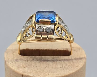 Bague tank en or jaune 750°°, monture ajourée.
Le...