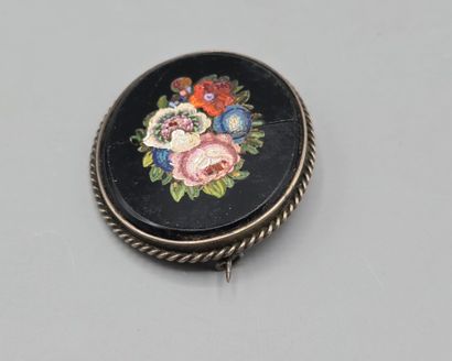 Pierre noire (onyx ?) de forme ovale au contour...