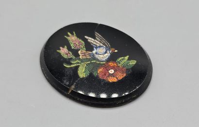 Pierre noire (onyx ?) de forme ovale au contour...