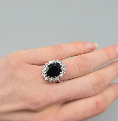 Bague marguerite en or blanc 750°°ornée d'un...