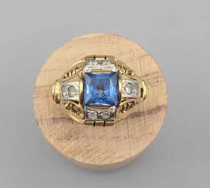 Bague tank en or jaune 750°°, monture ajourée.
Le...
