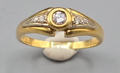 Bague en or jaune 750°° sertie d'un diamant...