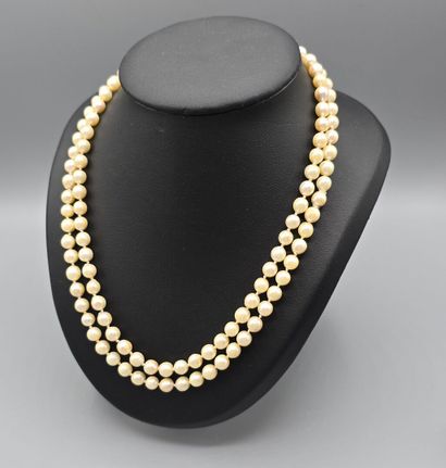 Collier sautoir orné de perles de culture.
Diam....