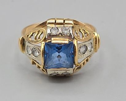 Bague tank en or jaune 750°°, monture ajourée.
Le...