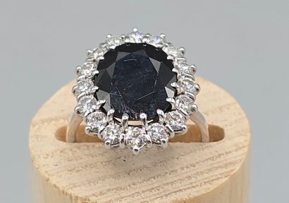 Bague marguerite en or blanc 750°°ornée d'un...