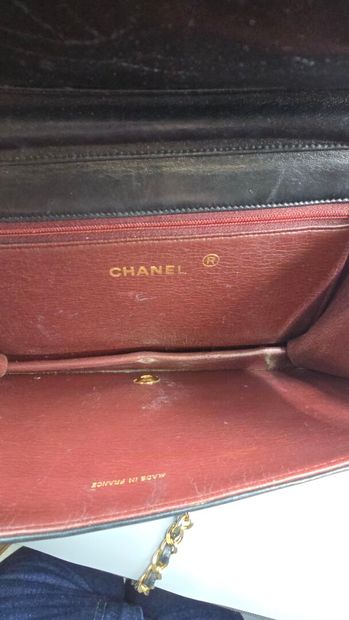 Chanel
Pochette à bandoulière en agneau matelassé...