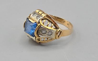 Bague tank en or jaune 750°°, monture ajourée.
Le...