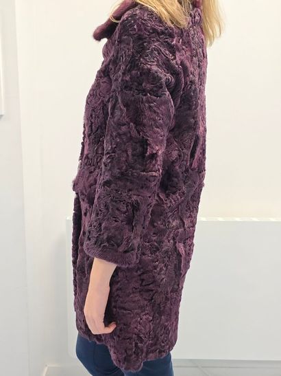 GIOVI
Manteau de fourrure en vison violet.
Taille...