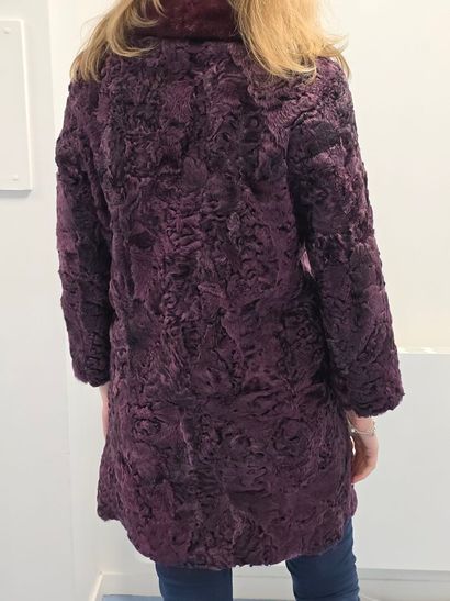GIOVI
Manteau de fourrure en vison violet.
Taille...