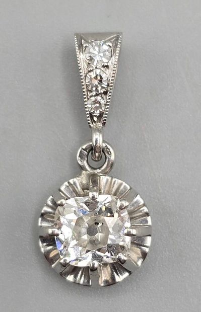 Pendentif en platine 850°° orné d'un diamant...